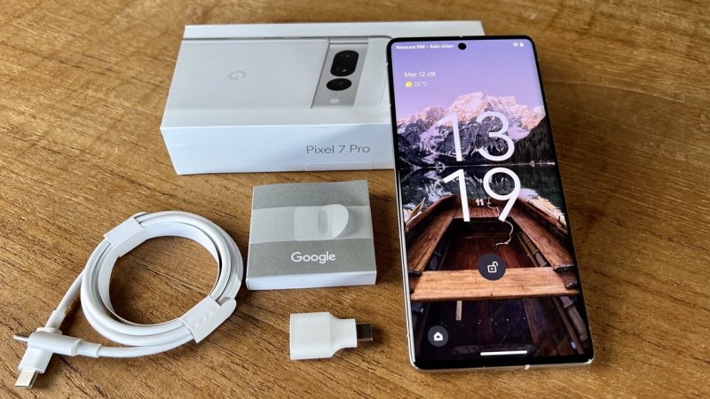 I contenuti della confezione di Google Pixel 7 Pro sono decisamente scarni se confrontati con altri competitor I contenuti della confezione di Google Pixel 7 Pro sono decisamente scarni se confrontati con altri competitor