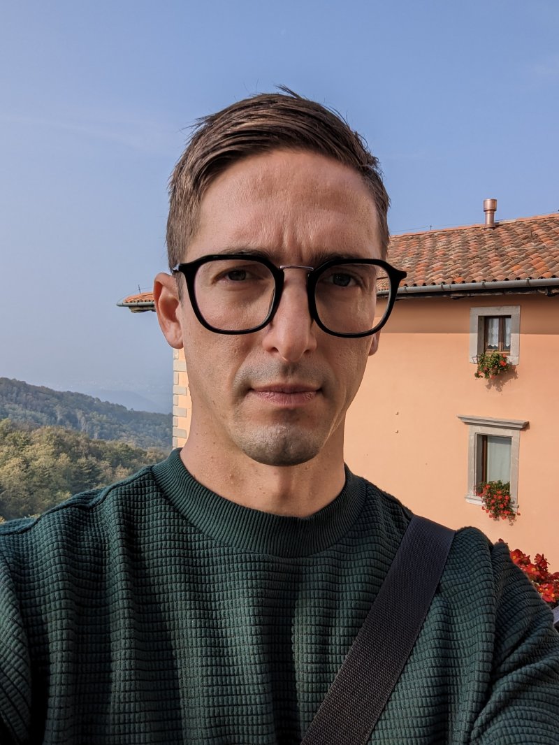 Un selfie eseguito con la frontale di Google Pixel 7 Un selfie eseguito con la frontale di Google Pixel 7