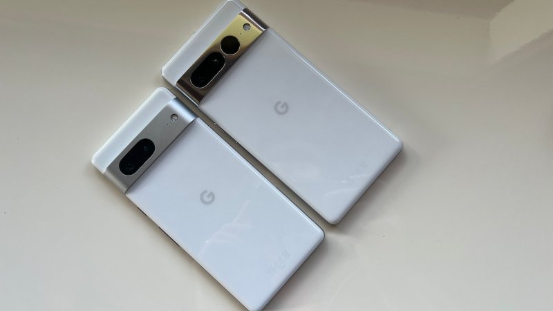 Il design di Google Pixel 7 è diverso per dimensioni e qualche dettaglio da quello del Pro Il design di Google Pixel 7 è diverso per dimensioni e qualche dettaglio da quello del Pro