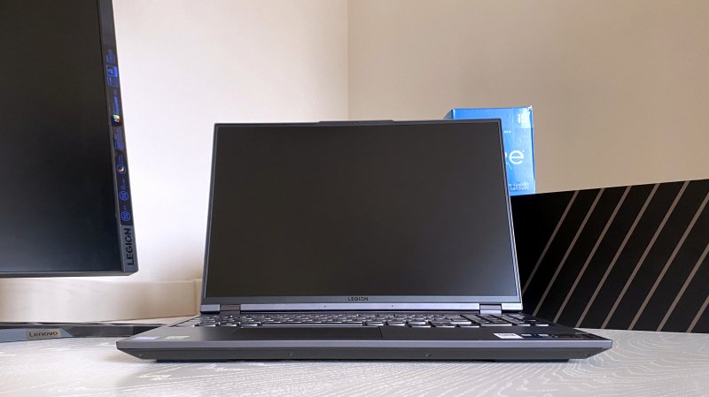 Il Lenovo Legion 5i Pro non è certo sottile o leggero, ma è decisamente più elegante dei primi modelli della serie Legion