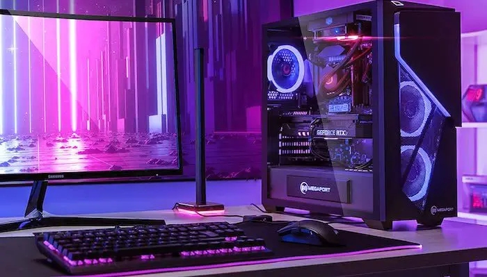 Scrivania con PC da gaming Scrivania con PC da gaming