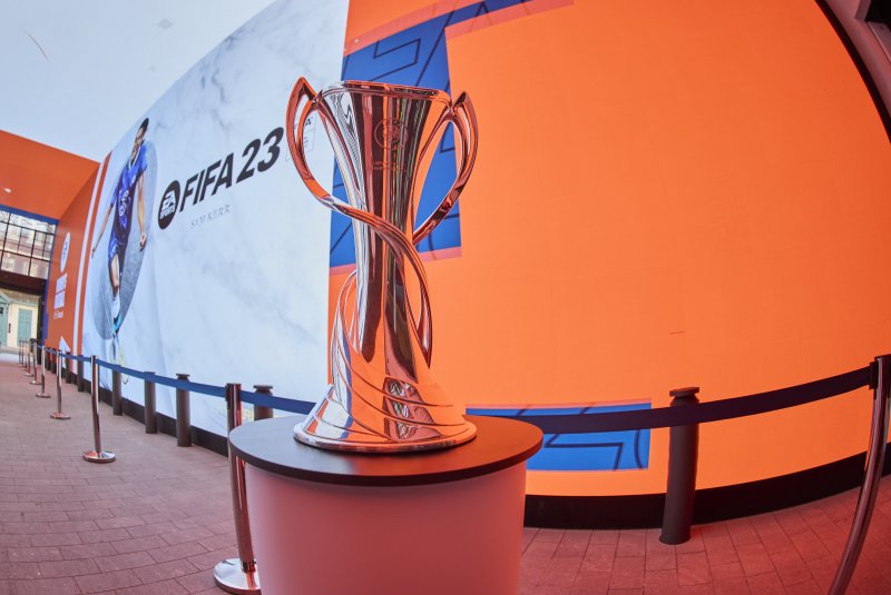 Il red carpet del Women's Football Summit è stato impreziosito dalla presenza della coppa ufficiale della UEFA Women's Champions League