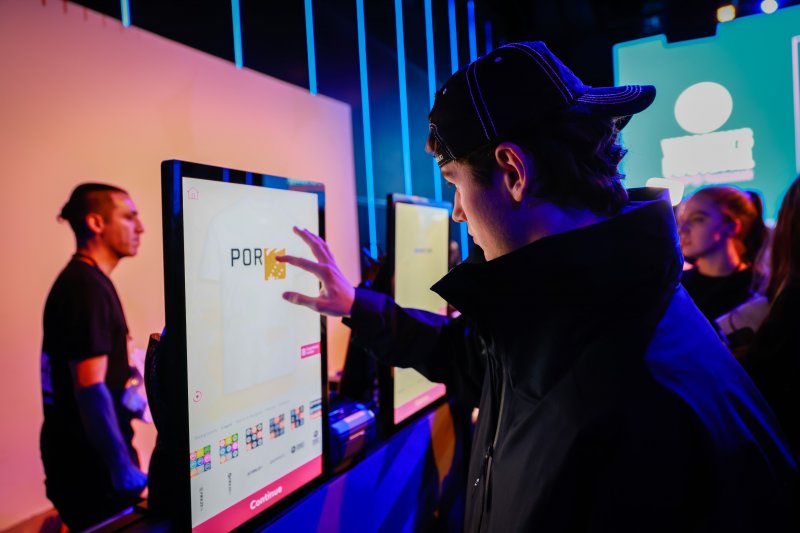 Il Women's Football Summit ha anche offerto del discreto intrattenimento, come questa postazione che permetteva di personalizzare la propria maglietta