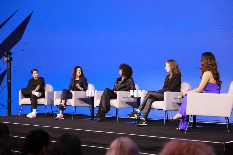 Andrea Ekblad, al centro, durante uno dei panel del Women's Football Summit