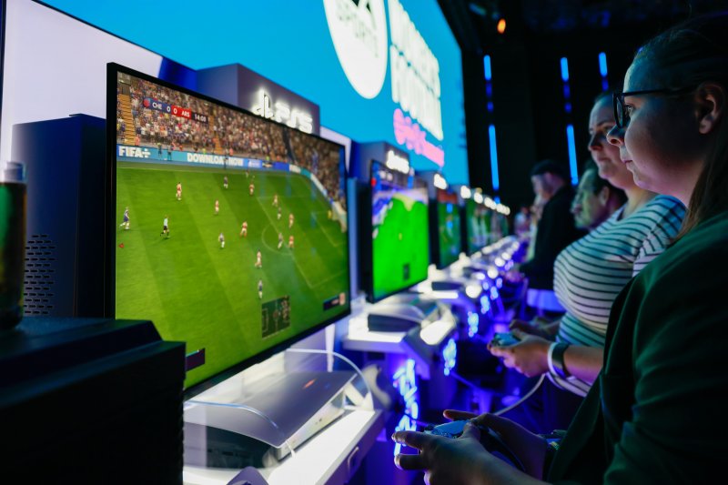 Tutto il centro congressi è stato occupato da tantissime postazioni con PS5 e FIFA 23