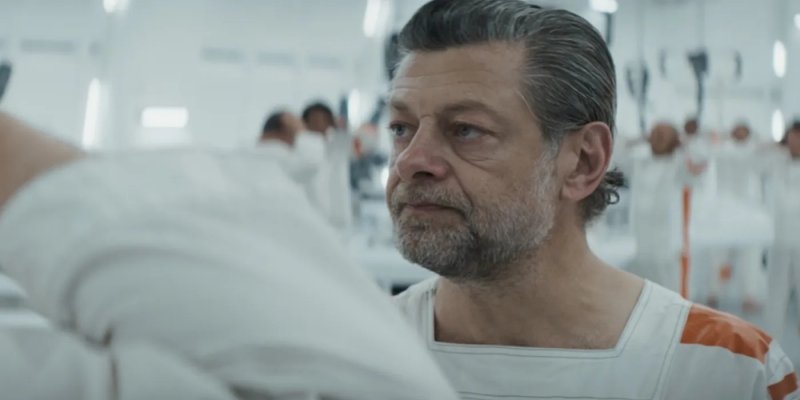 Andy Serkis interpreta il capoturno Kino Loy in Star Wars: Andor Andy Serkis interpreta il capoturno Kino Loy in Star Wars: Andor