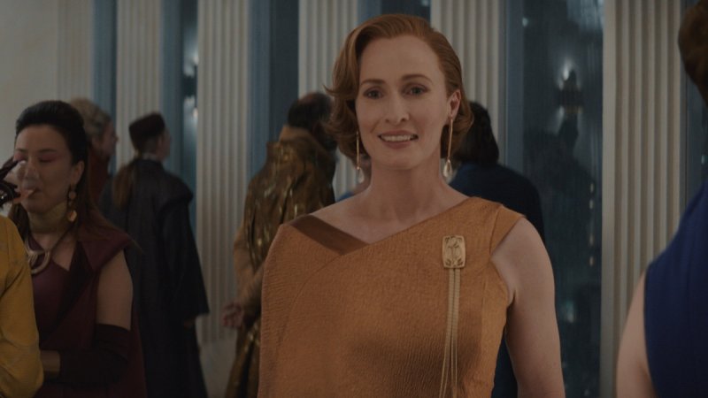 Mon Mothma cospira, beve e chiacchiera mentre Andor è in prigione Mon Mothma cospira, beve e chiacchiera mentre Andor è in prigione
