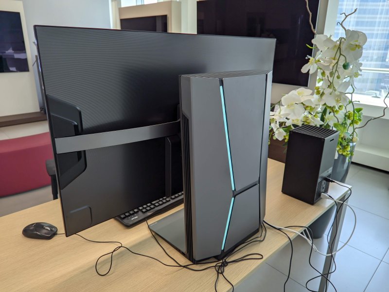 Il retro di LG OLED Flex è massiccio