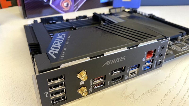 Nonostante qualche compromesso, la connettività della Gigabyte Z790 AORUS ELITE AX non manca di nulla, ma le linee PCIe 5 vengono tutte dalla CPU