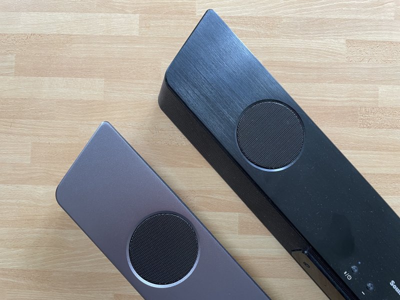 Un confronto tra le due finiture della Sound Blaster Katana V2X (in basso a sinistra) e V2 (a destra)