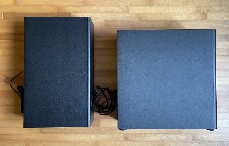 Confronto dimensionale tra i due subwoofer della Katana V2 e Katana V2X