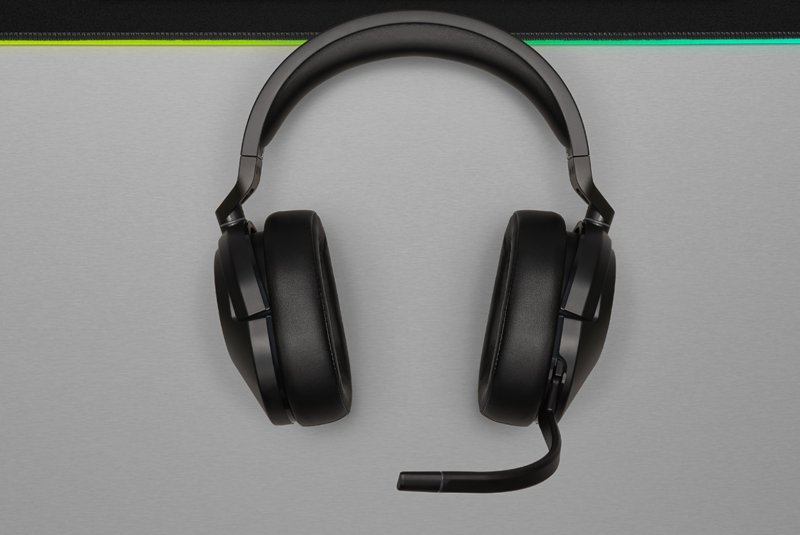 Le cuffie Corsair HS55 Wireless Core sulla scrivania