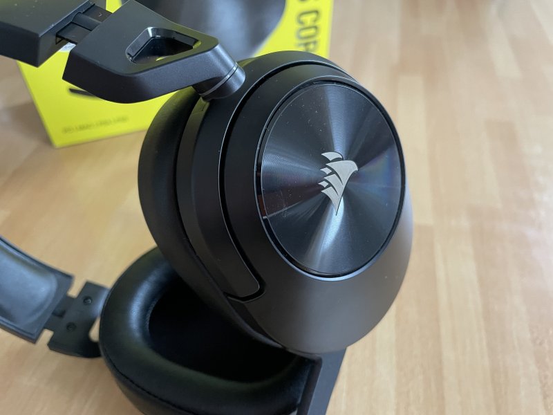 La parte esterna del padiglione delle Corsair HS55 Wireless Core è realizzata in plastica