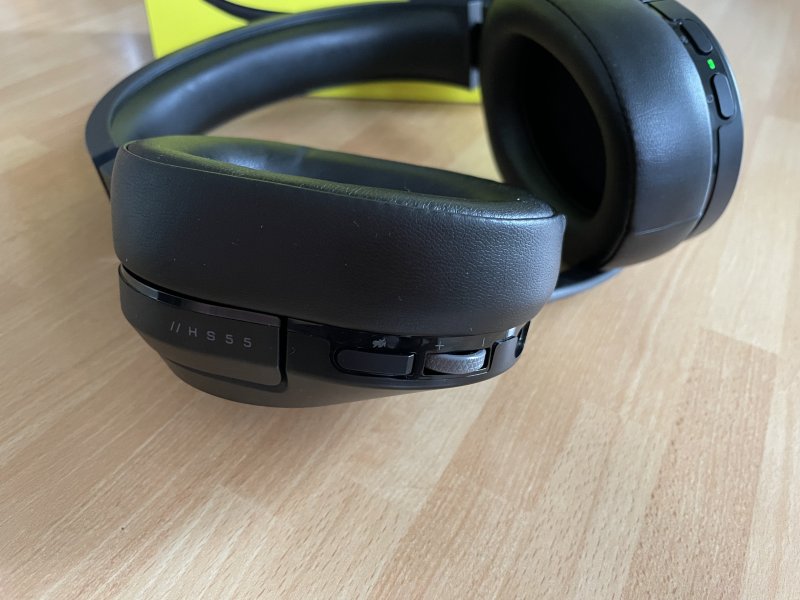 I comandi posti sul padiglione sinistro delle Corsair HS55 Wireless Core