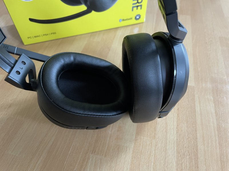 Il grado di mobilità orizzontale dei padiglioni delle Corsair HS55 Wireless Core