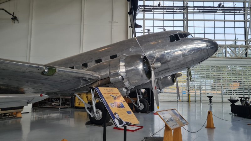 Uno dei pezzi pregiati della collezione del museo, un DC-3, anch'esso pilotabile ora su Microsoft Flight Simulator Uno dei pezzi pregiati della collezione del museo, un DC-3, anch'esso pilotabile ora su Microsoft Flight Simulator