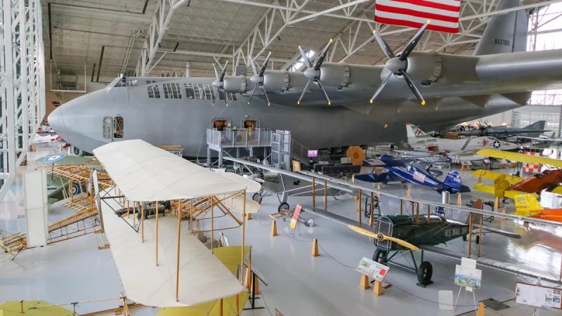 Una prospettiva dello Spruce Goose all'interno del museo di Evergreen, sede dei festeggiamenti per l'anniversario di Flight Simulator Una prospettiva dello Spruce Goose all'interno del museo di Evergreen, sede dei festeggiamenti per l'anniversario di Flight Simulator