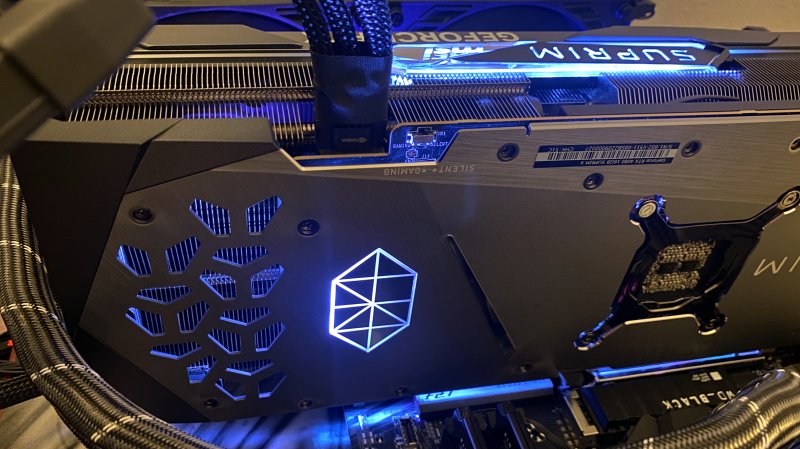 Il sistema raffreddamento della MSI GeForce RTX 4080 SUPRIM X è massiccio, ma è anche silenzioso