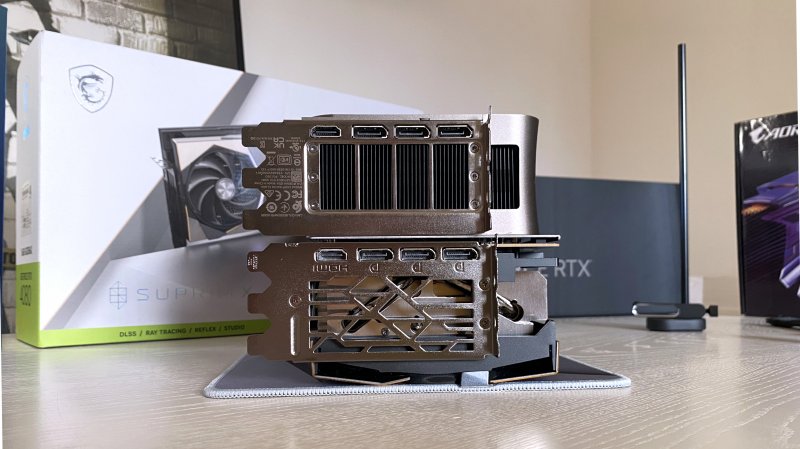 Lo spessore della MSI GeForce RTX 4080 SUPRIM X (in basso) supera i 7 centimetri risultando maggiore della GeForce RTX 4090 (in alto)