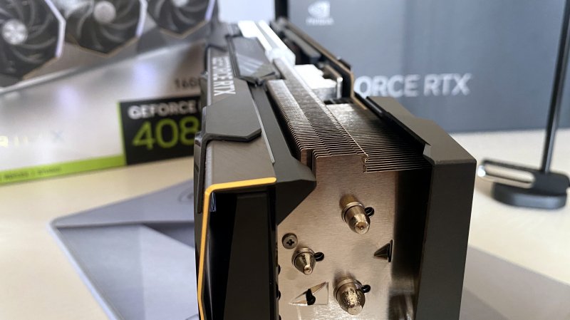 Le dimensioni generose sono funzionali alla massiccia dissipazione della MSI GeForce RTX 4080 SUPRIM X