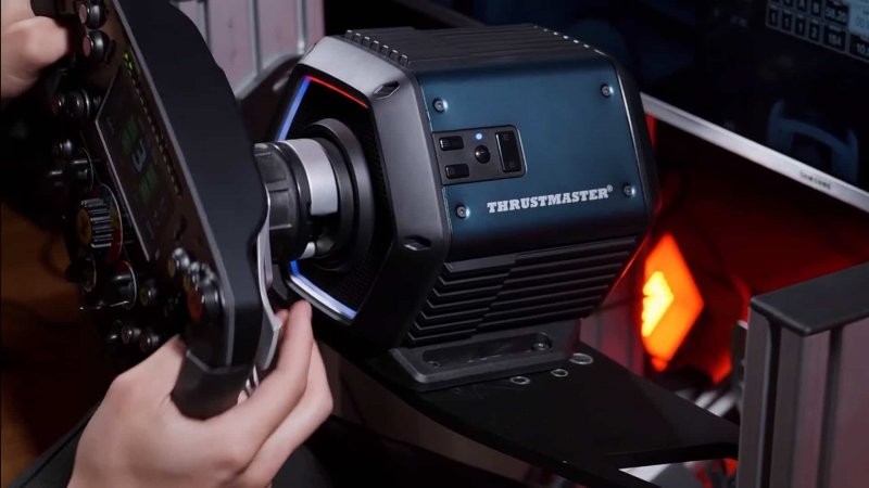 Il Thrustmaster T818 in azione