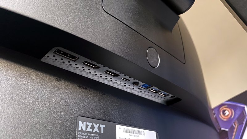 La connettività dell'NZXT Canvas 32Q Curved include una porta USB-C La connettività dell'NZXT Canvas 32Q Curved include una porta USB-C