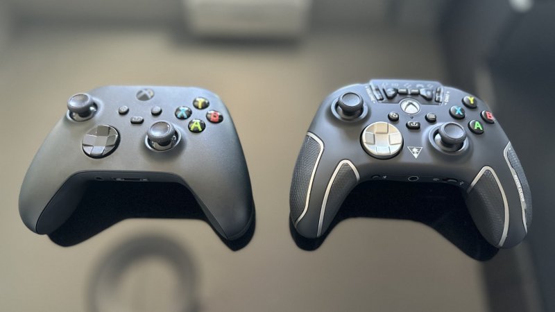 Il controller Xbox Series X|S di fianco al Turtle Beach Recon Cloud Il controller Xbox Series X|S di fianco al Turtle Beach Recon Cloud