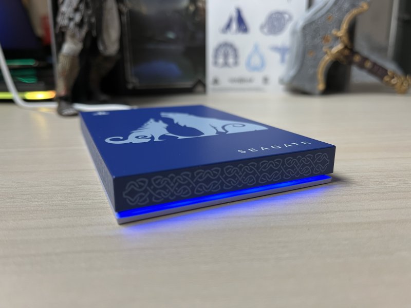 L'HDD Seagate FireCuda dedicato a God of War in funzione con la luce LED blu L'HDD Seagate FireCuda dedicato a God of War in funzione con la luce LED blu