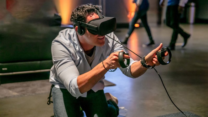 Jason Rubin con un visore VR