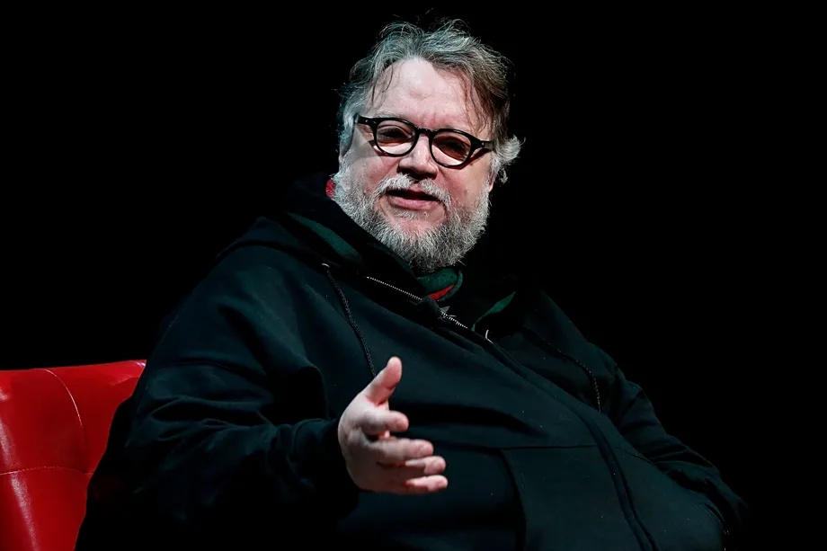 Guillermo del Toro: l'uso dell'AI art nei film sarebbe un 'offesa alla vita stessa'.