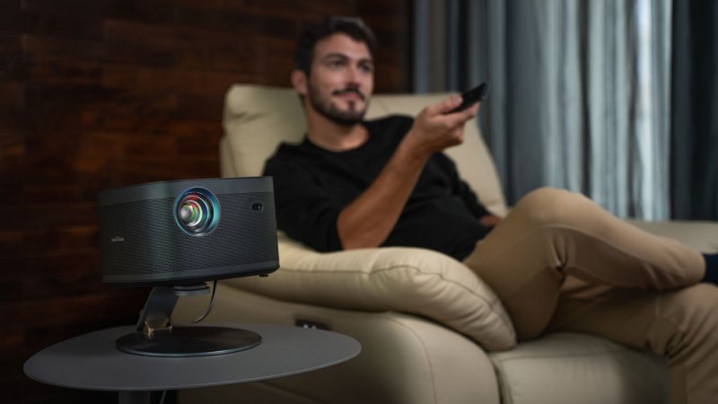 HORIZON Pro in funzione accanto al divano