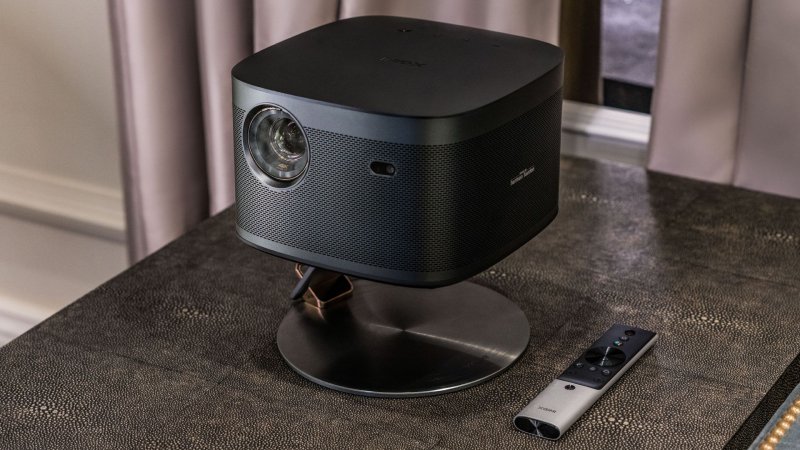 HORIZON Pro sullo stand con il telecomando di fianco