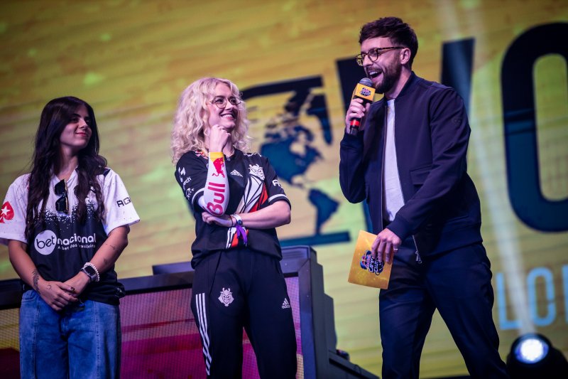 Michaela "mimi" Lintrup, delle G2 Gozen, celebra la vittoria del suo team nello showmatch che ha scaldato il pubblico prima della finale del Red Bull Campus Clutch Michaela "mimi" Lintrup, delle G2 Gozen, celebra la vittoria del suo team nello showmatch che ha scaldato il pubblico prima della finale del Red Bull Campus Clutch