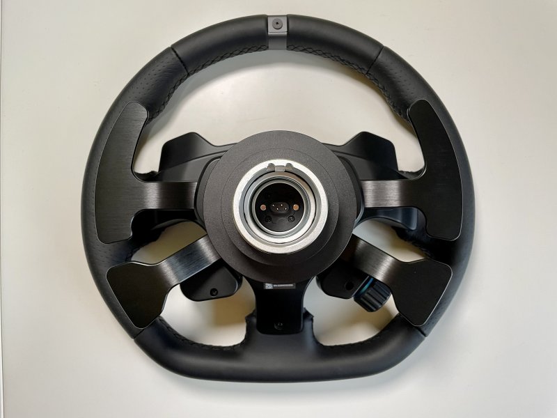L'arrière du Logitech G PRO Racing Wheel avec le mécanisme d'encastrement et les leviers de vitesses magnétiques.