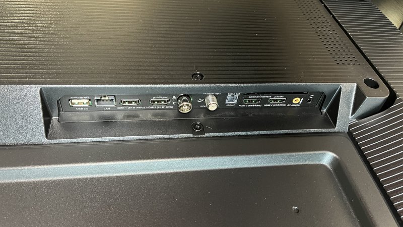 Les entrées HDMI 2.1 du TCL QLED 55C735 prennent en charge différentes fréquences