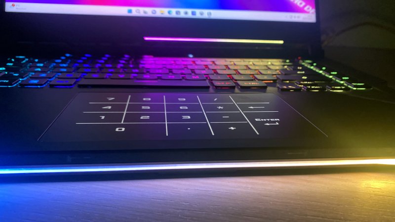 Lumières, couleurs et le clavier simulé de l'ASUS ROG Strix SCAR 15