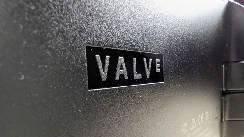 Le logo Valve au dos est le seul signe distinctif du fabricant.