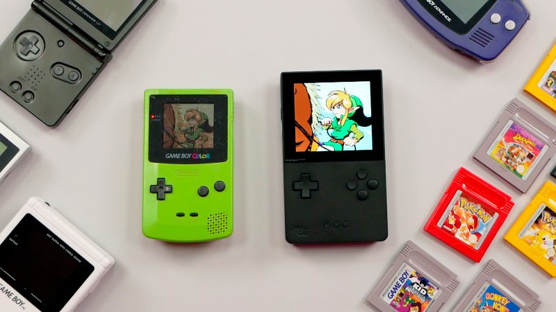 Comparaison entre Analogue Pocket et Game Boy Color : la différence d'écran est impressionnante.