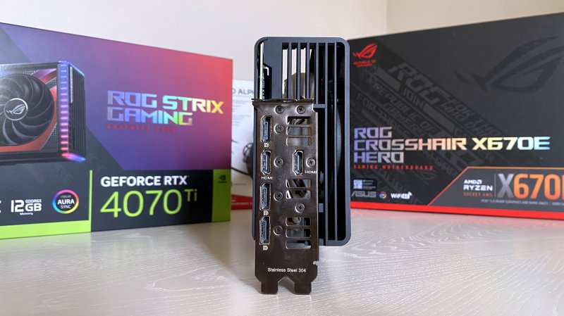 La connectivité de l'ASUS ROG Strix GeForce RTX 4070 Ti Gaming OC comporte 5 sorties vidéo.