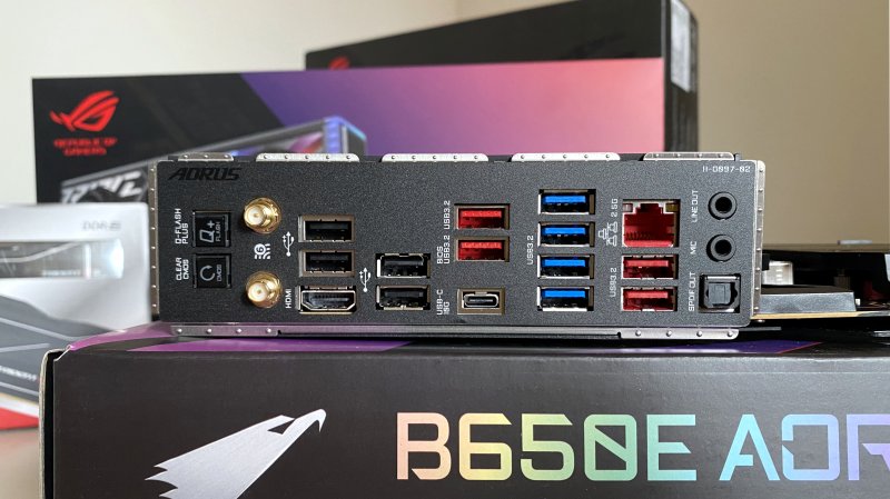 Le Gigabyte B650E AORUS MASTER fait bon usage des 20 lignes PCIe 5.0 libres de l'AMD Ryzen 7 7700X