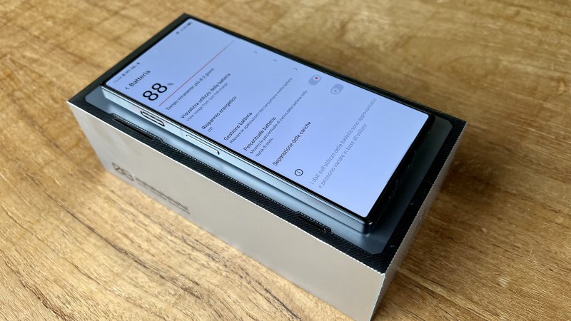 La batteria di REDMAGIC 8 Pro è abbastanza capiente e ottimizzata da soddisfare anche i gamer più incalliti La batteria di REDMAGIC 8 Pro è abbastanza capiente e ottimizzata da soddisfare anche i gamer più incalliti