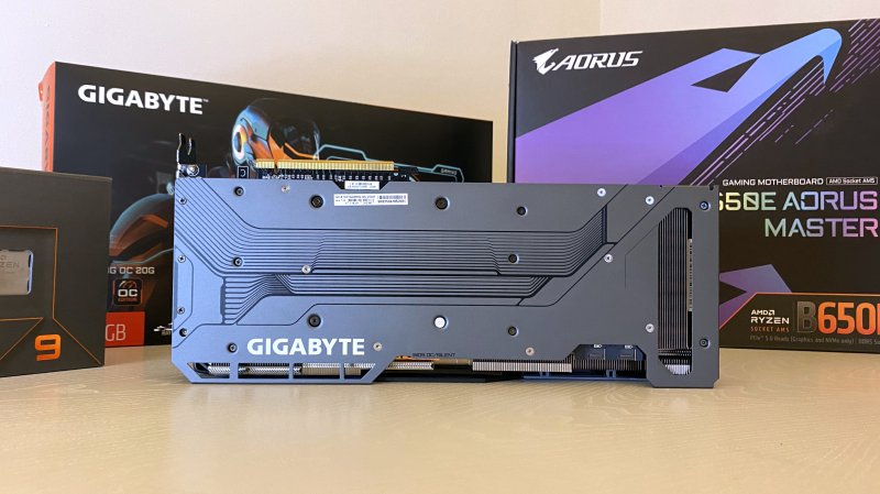 Dietro al frontale di plastica della Gigabyte Radeon RX 7900 XT Gaming c'è un robusto backplate che abbraccia la scheda Dietro al frontale di plastica della Gigabyte Radeon RX 7900 XT Gaming c'è un robusto backplate che abbraccia la scheda