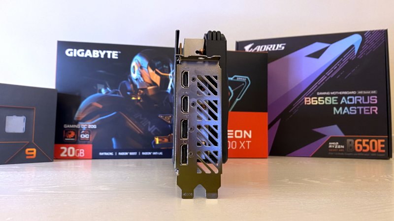 La connettività della Gigabyte Radeon RX 7900 XT Gaming manca della porta USB-C di altri modelli ma offre due porte HDMI 2.1 e due DisplayPort 2.1 La connettività della Gigabyte Radeon RX 7900 XT Gaming manca della porta USB-C di altri modelli ma offre due porte HDMI 2.1 e due DisplayPort 2.1