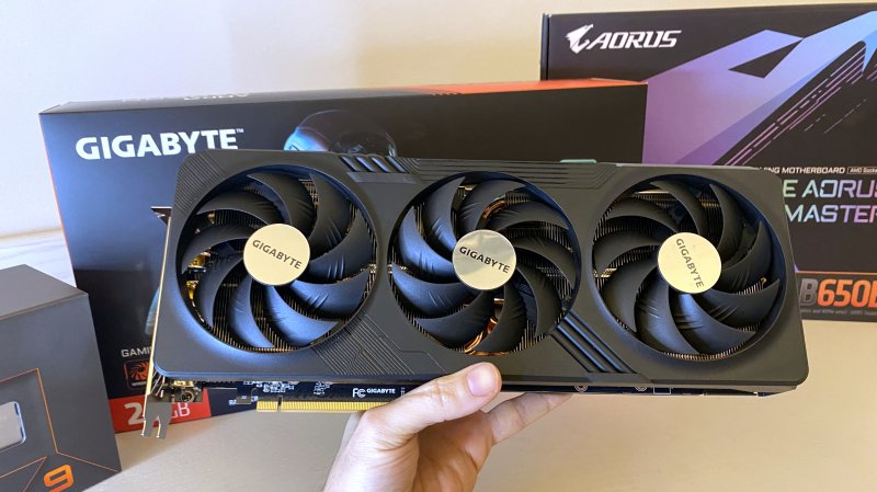 La Gigabyte Radeon RX 7900 XT Gaming è piuttosto lunga, ma tutto sommato sottile per un modello di fascia alta La Gigabyte Radeon RX 7900 XT Gaming è piuttosto lunga, ma tutto sommato sottile per un modello di fascia alta
