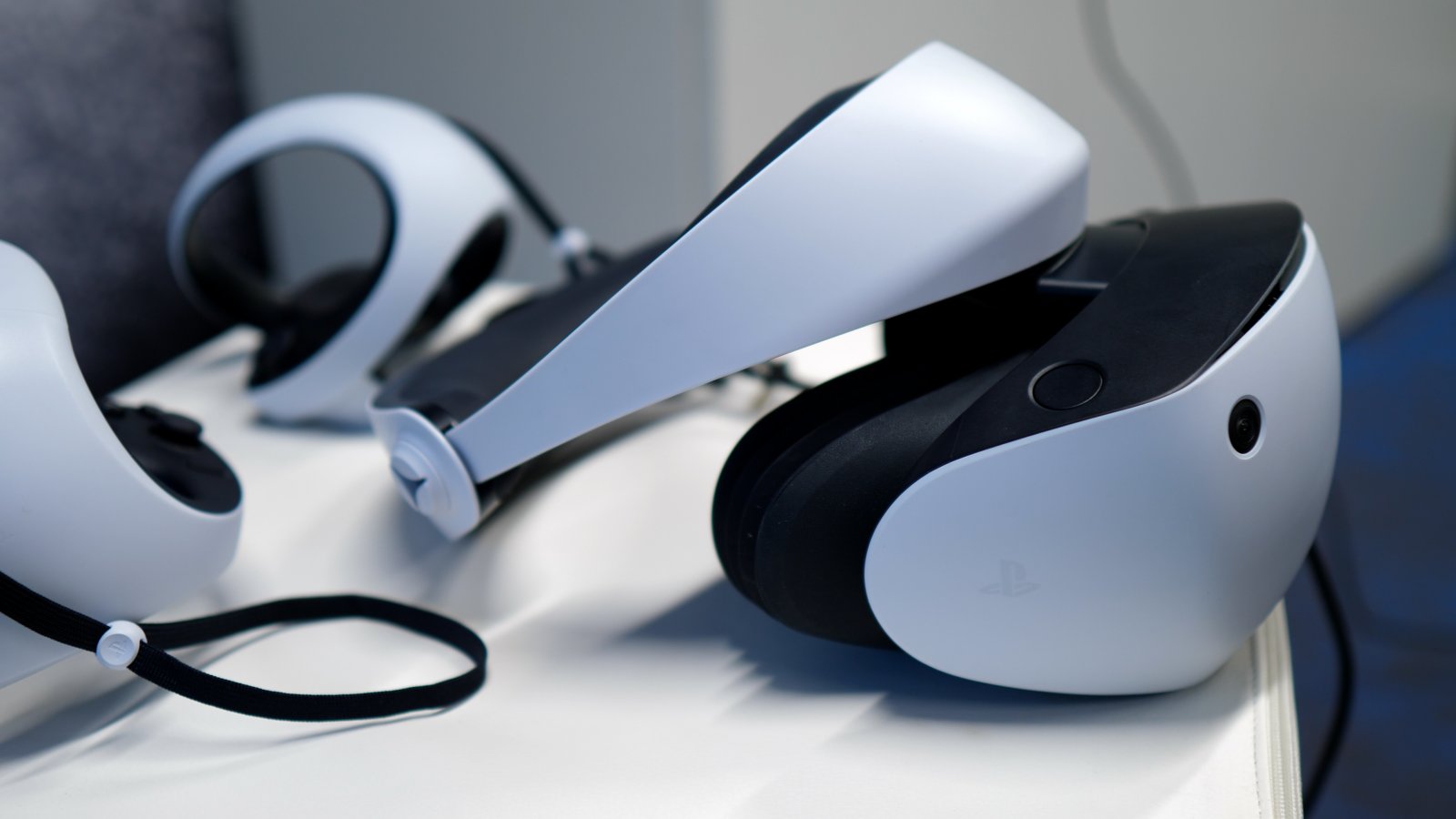 PlayStation VR2: il nostro video unboxing svela tutti i dettagli del visore per PS5