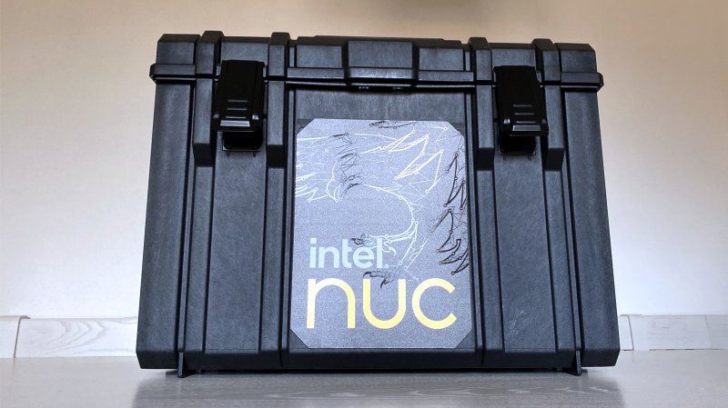 La custodia dell'Intel NUC 13 Extreme è una robusta cassa rinforzata in stile militare