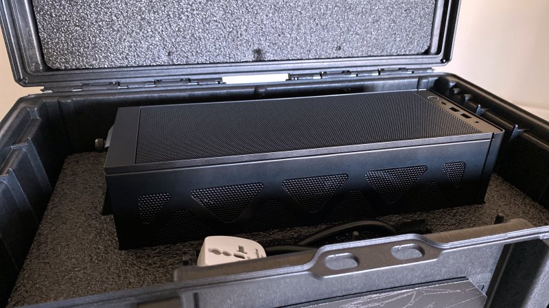 L'Intel NUC 13 Extreme all'interno del suo comodo e robusto alloggio