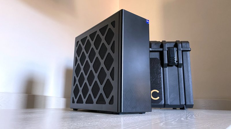 Piccolo ma più largo dei modelli precedenti, l'Intel NUC 13 Extreme punta su sobrietà e potenza