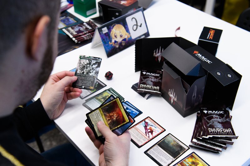 Il kit per la pre-release che abbiamo aperto conteneva sei bustine, un dado a 20 facce e una carta speciale promozionale Il kit per la pre-release che abbiamo aperto conteneva sei bustine, un dado a 20 facce e una carta speciale promozionale