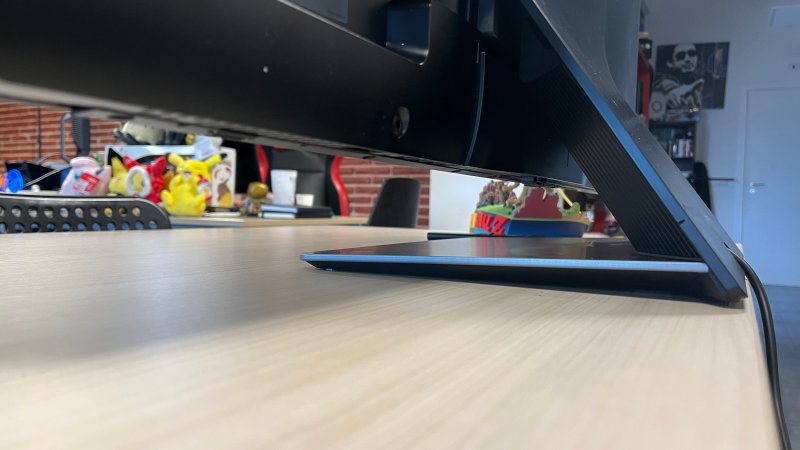 La base di appoggio del Samsung OLED S95B è ampia e stabile La base di appoggio del Samsung OLED S95B è ampia e stabile